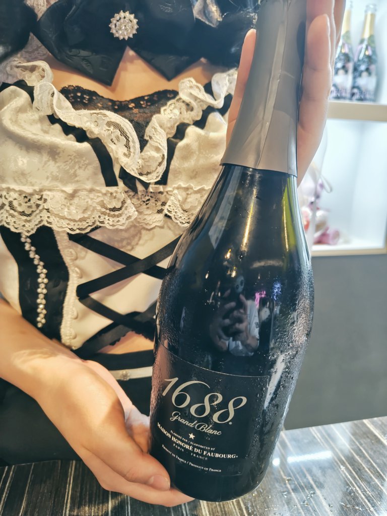 2026_7_7__'s tweet photo. 先日の美人さんと乾杯🍾
AI生成検討会
最初から最後まで本当に楽しすぎた♬
俺の唇はフリ素 https://t.co/4shMFeFjfd