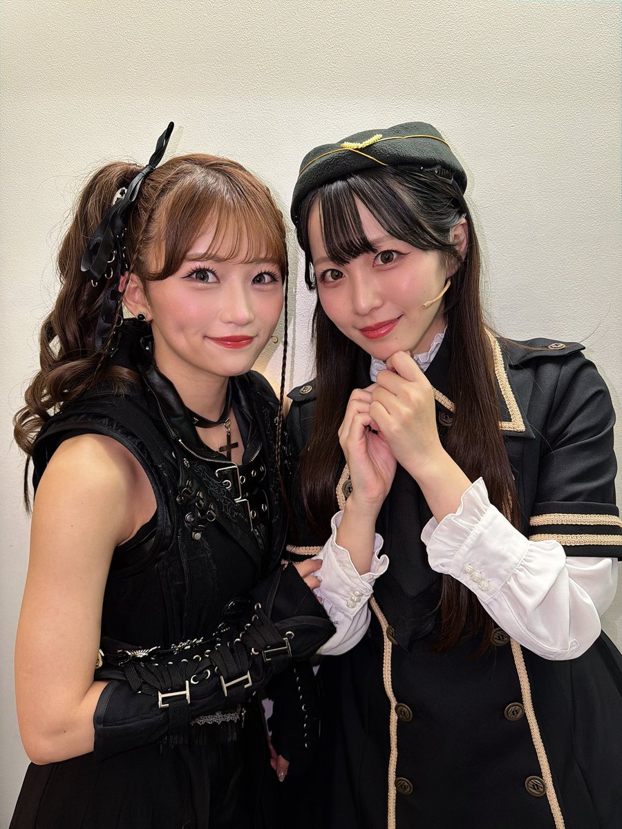 saori_otaki's tweet photo. 本日もありがとうございました🥀
長く続いた公演も残り2日。

例のアレも観に来てくれる
関係者さん達には
またやってる！？って言われます☺︎
女王ステでは久しぶりです。

ジルヴィアくるみちゃん
ジルヴィアるぅちゃんと📸🪽

#女王ステ #不滅部隊編 https://t.co/Q2XvoGR9az