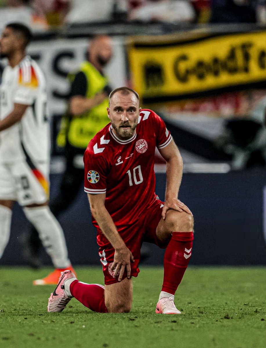 AtaqueFutbolero's tweet photo. ⚠️🇩🇰 Christian Eriksen empezará un proceso de REHABILITACIÓN en Dinamarca, después de sufrir un segundo colapso, y NO PIENSA RETIRARSE.

‼️ Los médicos ya le habían advertido que era “cuestión de tiempo” que sufra un nuevo incidente cardíaco en el deporte de alto rendimiento.

Recordemos que su desfibrilador implantable le realizó una descarga al sentir anomalías y lo salvó del paro cardíaco hace un mes en el amistoso vs Ucrania. ⛔️

[@DailyMail]