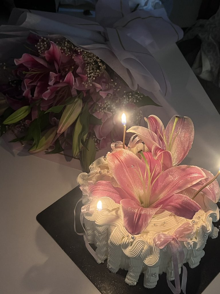 rheaneva's tweet photo. @arunanarow happiest birthday, aruna! may your life stay as pretty as you. 💗 https://t.co/xa7kvdvsUA