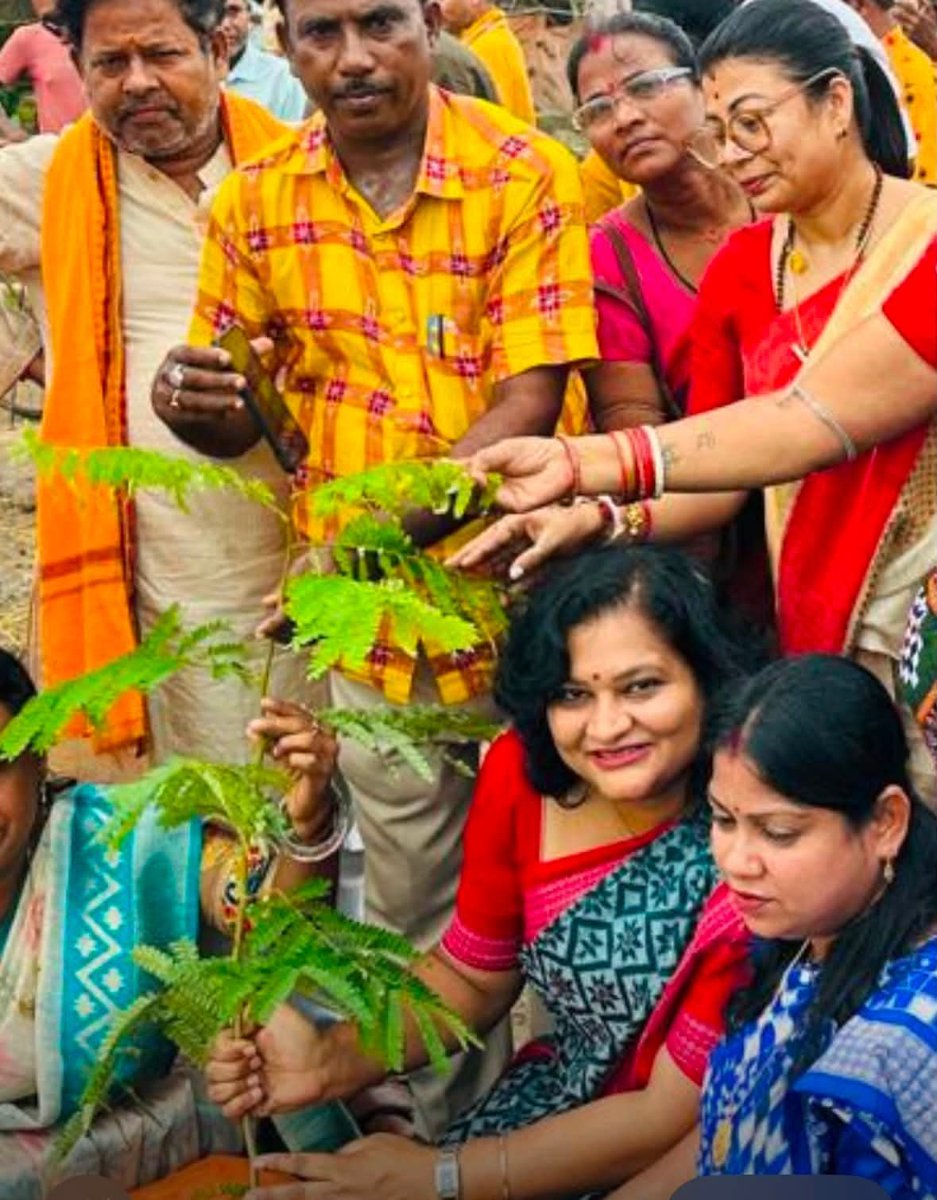 bjmmodisha's tweet photo. ଚାନ୍ଦବାଲି ଠାରେ ଆୟୋଜିତ 'ମା ପାଇଁ ଗଛଟିଏ 'ଅଭିଯାନ ରେ ଯୋଗ ଦେଇ ବୃକ୍ଷ ରୋପଣ କରିଛନ୍ତି ରାଜ୍ୟ ମହିଳା ମୋର୍ଚ୍ଚା ସଭାନେତ୍ରୀ  @AshBiswal ଅପା।
@blsanthosh
@SamalManmohan7
@VanathiBJP
@NitinNabin 
@MohanMOdisha
@BJPMahilaMorcha 
@BJP4Odisha 
@Manas_BJP 
@BJP4India https://t.co/DHI7WMZ1x3