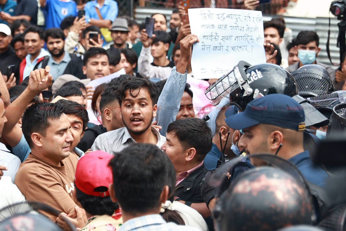 Madandkl321's tweet photo. गरिबको चमेली बोल्दिने कोहिछैन ! 
गणेश नेपालीको हत्यारा @ShahBalen सरकार राजिनामा दे ! 
गरिबको रोजिरोटि खोस्ने सरकार राजिनामा दे !
@hamrorabi https://t.co/2cjxy4H4PD