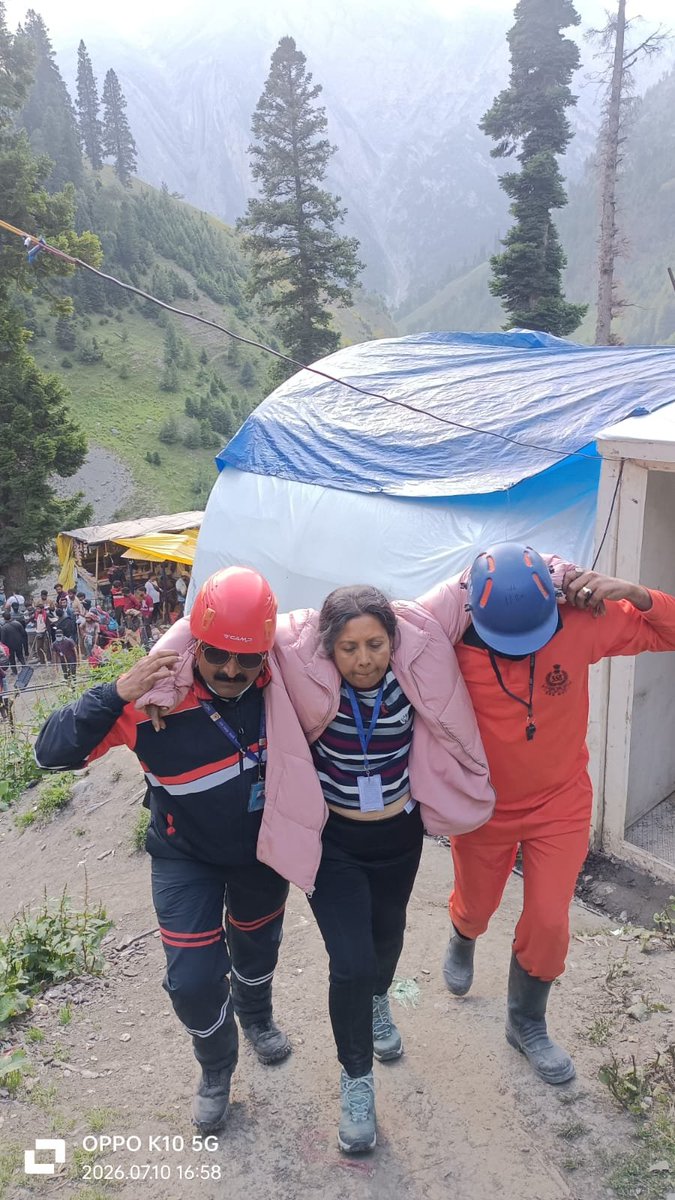 SSBSHQSRINAGAR's tweet photo. #SSB MRT, with #NDRF, swiftly rescued Vinotha (58), Karnataka, at #UpperRailpathri after she developed breathing distress. Following immediate oxygen therapy and pre-hospital treatment (PHT), she was safely evacuated to the State Hospital.
Swift Response. Lifesaving Action. https://t.co/DuwKLKk3nI