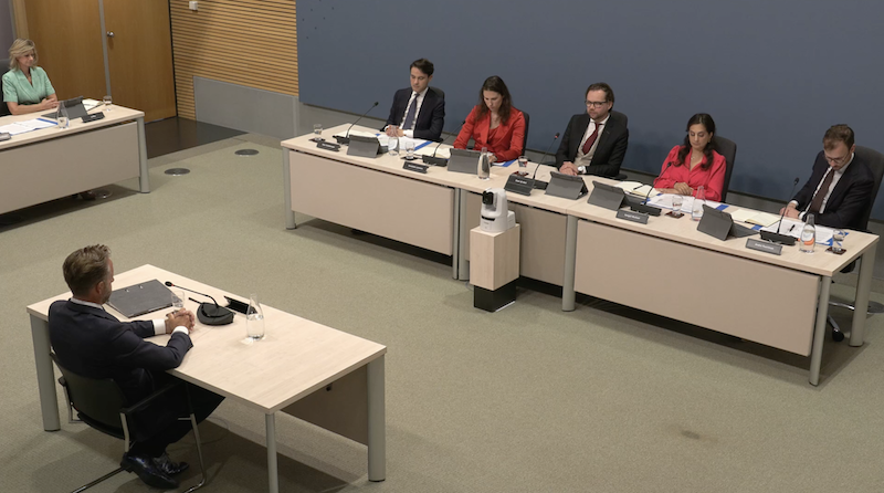 ValavdBoomen's tweet photo. Vijf man sterk, maar niet opgewassen tegen dit door en door getrainde systeemsujet, dat de commissie overspoelt met een spraakwaterval aan platitudes, ontkenningen en ontwijkingen. Kill them with words is de strategie. Rutte heeft zijn discipelen succesvol opgeleid. Het Hugo-trauma was net een beetje verwerkt, maar na dit verhoor heeft iedereen weer PTSS. Niet in de laatste plaats de commissie zelf, denk ik.