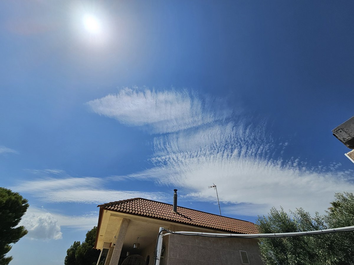 SpanglishBloke's tweet photo. WHAT THE ACTUAL FUCK IS THIS #GEOENGINEERING ABOMINATION?? Never in my 62 years have I ever witnessed this crap. In the novel Battlefield Earth voracious aliens wiped out humanity using gas drones to sieze the planets resources. Are they here? https://t.co/Vp4jkUPjVx