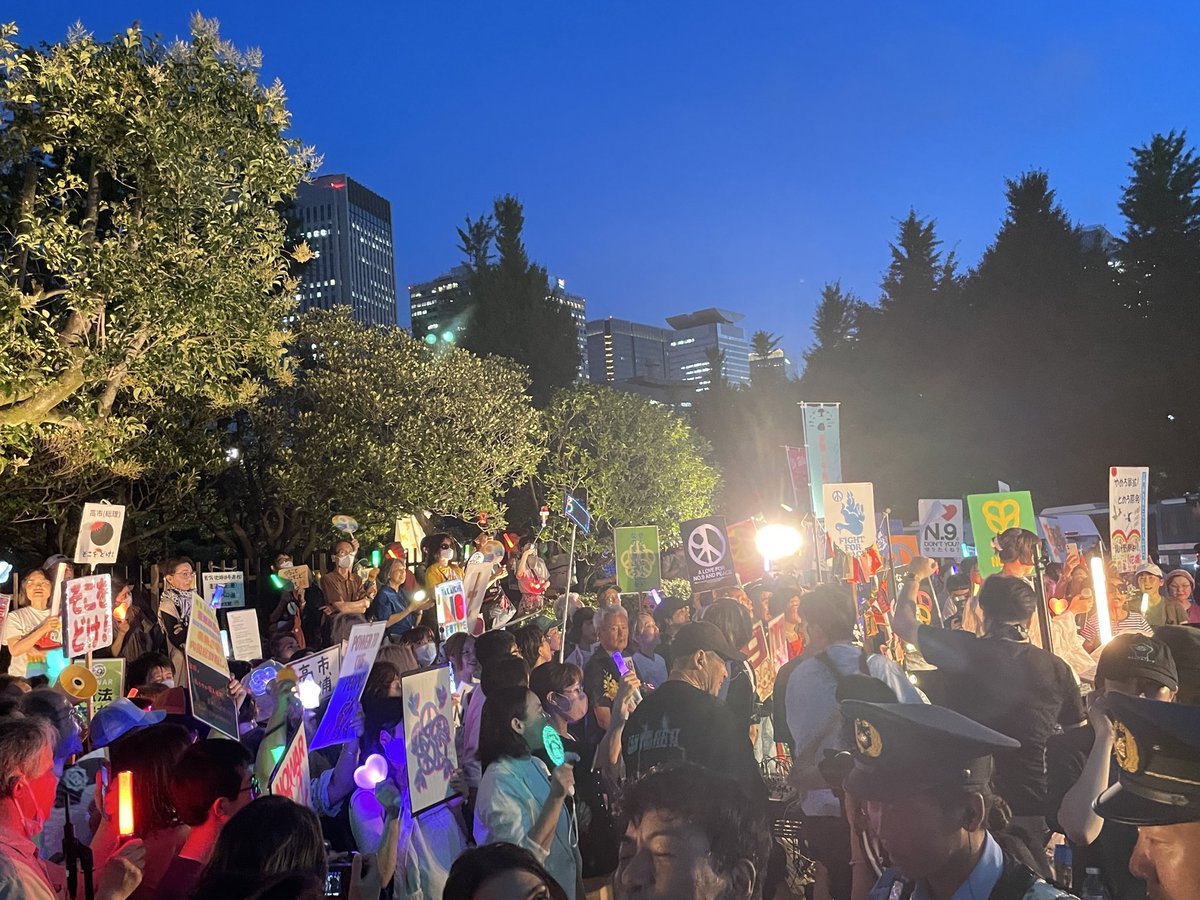 seitendo2021's tweet photo. デモ行ってきました。
国会前2万7000人、のべ11万人。
コールは

「嘘をつくな」
「憲法守れ」
「国会に出ろ」

小学生を叱ってるんじゃないんですよ

#めちゃくちゃな政治に抗議0710 https://t.co/tfoTikRxC0