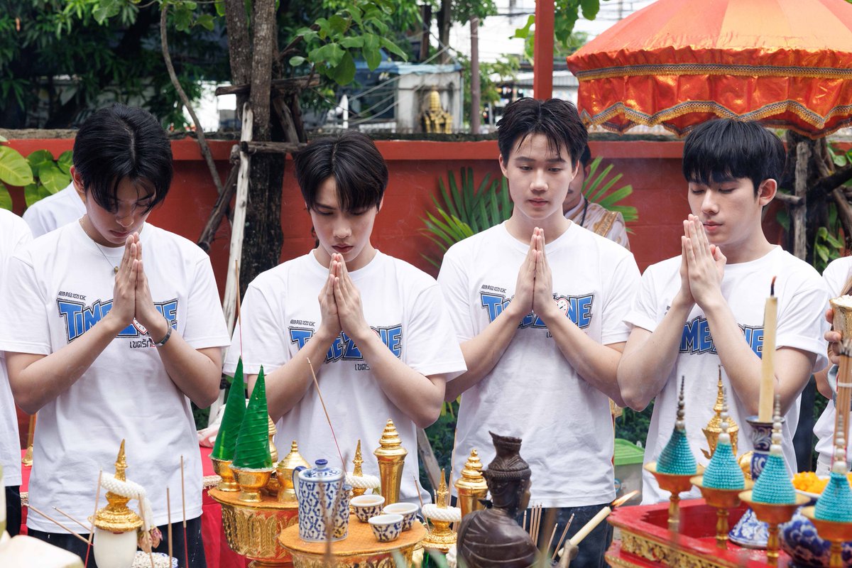 fourteenchannel's tweet photo. Star Hunter ปลุกตำนานซีรีส์วายวัยเรียน! ส่ง “TIMEZONE เขตรักอันตราย” ย้อนหัวใจรักครั้งแรก ปั้นนักแสดงหน้าใหม่ยกเซ็ต

Star Hunter Entertainment ปลุกตำนานซีรีส์วายวัยเรียนอีกครั้ง! จัดพิธีบวงสรวงและเก็บภาพฟิตติ้ง “TIMEZONE  เขตรักอันตราย” ซีรีส์โรแมนติก คอมเมดี้ ดราม่า ที่จะพาผู้ชมย้อนกลับไปสัมผัสช่วงเวลาวัยเรียนมัธยม พร้อมถ่ายทอดเรื่องราวภายใต้ธีม “เพราะความรัก…คือการเติมเต็มพื้นที่ว่างของกันและกัน” นำโดย 2 ผู้บริหาร คุณโอ๋ - ยชญ กรณ์หิรัญ ประธานกรรมการ และ คุณเฟิร์ส - ชนันตร์ ลาภอนันต์รุ่ง ประธานเจ้าหน้าที่บริหาร ร่วมด้วย ครูต้า - วิทวัส สังสะกิจ ที่ปรึกษาด้าน การผลิตและกรรมการผู้จัดการ HUNTER VILLAGE by Star Hunter Entertainment และ คุณอธิชา ขวัญคง Content Acquisition Manager, iQIYI Thailand ซึ่งมาร่วมแสดงความยินดีและเป็นสักขีพยานในพิธี
“เมื่อเด็กแหกกฎ ต้องมาเจอกับประธานนักเรียนสุดเป๊ะ! จากห้องปกครอง…สู่ห้องของหัวใจ”

“TIMEZONE เขตรักอันตราย” ถ่ายทอดเรื่องราวของ “ไทม์” เด็กนักเรียนชั้น ม.5 ห้องบ๊วย จอมกวน แสบ ซน ผู้ใช้ชีวิต นอกกฎระเบียบ จนวันหนึ่งถูก “โซน” ประธานนักเรียนห้องคิงส์ ผู้เคร่งครัดในกฎระเบียบ จับได้ว่าหนีเรียนจากคนที่ไม่มีวัน มองหน้ากัน กลับต้องมาใกล้ชิดกัน ด้วยข้อเสนอสุดคาดไม่ถึง เมื่อ “คนหนึ่งเกิดมาเพื่อคุมกฎ” ส่วน “อีกคนเกิดมาเพื่อแหกกฎ” เรื่องราวความสัมพันธ์ที่เริ่มต้นจากห้องปกครอง จึงค่อย ๆ เปลี่ยนเป็นความรู้สึกที่ไม่มีอยู่ในระเบียบข้อไหนของโรงเรียน

คุณโอ๋ - ยชญ กรณ์หิรัญ ประธานกรรมการ บริษัท สตาร์ ฮันเตอร์ เอ็นเตอร์เทนเม้นท์ จำกัด กล่าวว่า “ตอนที่โอ๋เริ่มทำ  ซีรีส์วายครั้งแรก “Love Sick The Series รักวุ่น วัยรุ่นแสบ” ถือว่าสร้างปรากฎการณ์แปลกใหม่มาก ๆ ณ ตอนนั้น จากความสำเร็จตรงนี้ โอ๋เลยนำประสบการณ์จากการทำซีรีส์วายเรื่องแรกมาต่อยอดและเปิดบริษัทผลิตซีรีส์วาย Star Hunter Entertainment ร่วมกับพาร์ทเนอร์ คือ พี่เฟิร์ส และเราก็มีการพูดคุยกันมานานว่าอยากจะกลับมาทำซีรีส์วัยเรียนมัธยมขาสั้นอีกครั้ง  

โดย “TIMEZONE” ไม่ใช่เพียงการเล่าเรื่องความรัก แต่เป็นการพาผู้ชมย้อนกลับไปหาความทรงจำที่สวยงามที่สุดของชีวิต ทุกคนต่างเคยมีช่วงเวลาที่เรียกว่าวัยมัธยม ไม่ว่าจะเป็นเพื่อนคนแรก คนที่เคยนั่งโต๊ะข้าง ๆ หรือใครบางคนที่เคยทำให้เราใจเต้น  ทุกความทรงจำเหล่านั้นยังอยู่ในใจเสมอ โอ๋อยากให้ TIMEZONE พาผู้ชมย้อนกลับไปสัมผัสความรู้สึกแบบนั้นอีกครั้ง  เหมือนตอนที่หลายคนเคยหลงรัก Love Sick ซึ่งเป็นซีรีส์วายเรื่องแรกที่โอ๋ทำ หรือ ภาพยนตร์ “รักแห่งสยาม” ที่ไม่ได้เล่าแค่เรื่องความรัก แต่เล่าเรื่องการเติบโตของชีวิต

สำหรับโอ๋ ความรักไม่ใช่การเปลี่ยนแปลงใคร แต่คือการที่คนสองคนค่อย ๆ เติมเต็มพื้นที่ว่างของกันและกัน TIMEZONE จึงไม่ใช่แค่ซีรีส์วัยเรียน แต่เป็นเรื่องของการเติบโต การยอมรับความแตกต่าง และการค้นพบว่าบางครั้งคนที่แตกต่างที่สุด  อาจเป็นคนที่เข้าใจเรามากที่สุดครับ”

ด้าน คุณเฟิร์ส - ชนันตร์ ลาภอนันต์รุ่ง ประธานเจ้าหน้าที่บริหาร บริษัท สตาร์ ฮันเตอร์ เอ็นเตอร์เทนเม้นท์ จำกัด เปิดเผยว่า “ความตั้งใจสำคัญของโปรเจกต์นี้ คือการเลือกนักแสดงที่ทำให้ผู้ชมเชื่อว่าเป็น “เด็กมัธยม” จริง ๆ คือเราเลือกเริ่มต้นจากศูนย์ เพราะอยากให้คนดูเชื่อว่าพวกเขาคือนักเรียนจริง ๆ นักแสดงหลักแทบทั้งหมดไม่เคยผ่านงานแสดงมาก่อน เราไม่ได้มองหาคนที่มีชื่อเสียง แต่เรามองหาคนที่มีบุคลิกและพลังตรงกับตัวละครมากที่สุด เมื่อทุกคนมาอยู่รวมกัน เคมีที่เกิดขึ้นจึงเป็นธรรมชาติ เหมือนเราได้กลับไปเห็นเพื่อนในห้องเรียนจริง ๆ

เราเชื่อว่าความสดใหม่ของนักแสดง จะทำให้ผู้ชมได้ค้นพบความรู้สึกใหม่ ๆ ไปพร้อมกับการเติบโตของตัวละครในเรื่องนี้ครับ”
ขณะที่ผู้กำกับซีรีส์ มิ - ภูวดล เนาว์โสภา เผยว่า “ผมได้กลับไปทำการบ้านกับความทรงจำในวัยเรียนอย่างละเอียด เพื่อให้ทุกฉาก ทุกความสัมพันธ์ และทุกอารมณ์ มีความสมจริงที่สุด ผมกลับไปนึกถึงชีวิตตัวเองตอนเรียน ทั้งบรรยากาศหน้าเสาธง ห้องเรียน โรงอาหาร สนามฟุตบอล ห้องปกครอง หรือแม้แต่ความรู้สึกเวลาแอบชอบใคร ทุกอย่างถูกนำมาเป็นแรงบันดาลใจในการเล่าเรื่อง เพราะผมอยากให้คนดูรู้สึกว่า นี่คือชีวิตที่ทุกคนเคยผ่านมาจริง ๆ
TIMEZONE เป็นซีรีส์ Coming of Age ที่พูดถึงการเติบโต การยอมรับความแตกต่าง และความรักที่ค่อย ๆ เกิดขึ้นระหว่างคนสองคนที่เหมือนไม่มีทางเดินร่วมกัน แต่สุดท้ายกลับกลายเป็นคนที่เติมเต็มกันได้มากที่สุดครับ”

ซีรีส์ “TIMEZONE เขตรักอันตราย” นำแสดงโดยนักแสดง Gen 5 จาก Star Hunter Entertainment ได้แก่ พายอา - พิพิศน์ วุฒิวัฒน์, อามัส - อามัส ผิวพุ่ม, โอโซน - กวีวัธน์ ศมาพงษ์วิวัฒิ, พอล - สมภพ อามาตมูลตรี, โซน - ฐปณรรฆ์ ลิมป์สุทธิพงศ์, เฮงเฮง - สุริยะ ภักดีสิริวงษ์, ปอมีน - ปรมีนทร์ นะรมรัมย์, ณัฐ - ณัฐเศรษฐ ด่านแก้ว, เจฟฟี่ - ชลสิทธิ์ บุญสิริวัชรกุล และ ฟลุ๊ค - พิสิษฐ์ นิมิตสมานจิตต์ พร้อมด้วย มะตูม - เตชินท์ พลอยเพชร รับบทครูใหญ่สุดเฮี้ยบ
“TIMEZONE เขตรักอันตราย” พร้อมพาผู้ชมย้อนกลับไปสัมผัสความทรงจำของรักครั้งแรก ผ่านเรื่องราวการเติบโต มิตรภาพ และความรัก ที่อาจเกิดขึ้นกับทุกคนในช่วงวัยมัธยม เตรียมติดตามได้เร็ว ๆ นี้ จาก Star Hunter Entertainment

TIME ZONE WORSHIP
#TIMEZONEบวงสรวง #TIMEZONEเขตรักอันตราย #TimeZoneTheSeries #เขตรักอันตราย #StarHunterEntertainment

คลิปบรรยากาศการบวงสรวงซีรีส์วาย “TIMEZONE เขตรักอันตราย”
https://t.co/clfEkXgpBr

OFFICIAL PILOT | TIME ZONE The Series #เขตรักอันตราย
https://t.co/Dr7SsZ6ZYa

ติดตามข้อมูลซีรีส์วาย “TIMEZONE เขตรักอันตราย” ได้ทางออฟฟิเชียล

IG ::   https://t.co/M1wLVWJpVk

Twitter (X) ::  @timezone_series https://t.co/VfwPv3Jjjy