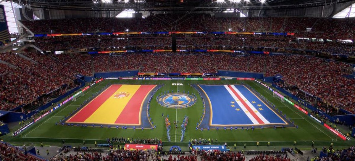 cu_worldcup's tweet photo. من أبرز ملامح مونديال أمريكا الحضور الجماهيري اللافت، إذ أسهم تنوّع الجاليات في امتلاء المدرجات وصناعة أجواء استثنائية، جعلت كل منتخب يشعر وكأنه يلعب على أرضه وبين جماهيره.

حضورٌ منح المباريات طابعًا خاصًا، وأسهم في نجاح نسخة استثنائية بكل المقاييس. 🌍🏆

#كأس_العالم_2026 https://t.co/t5WbQvrLaE