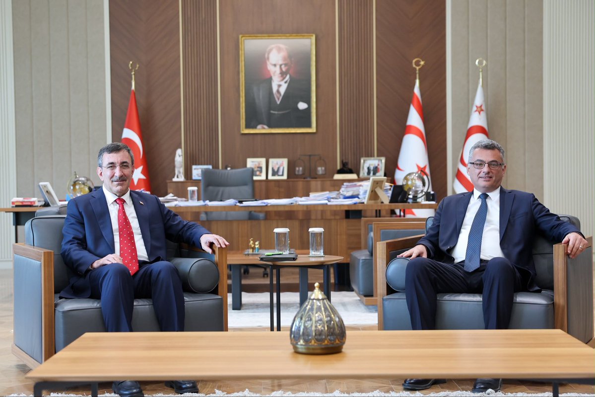 _cevdetyilmaz's tweet photo. KKTC ziyaretimizde, Cumhurbaşkanı Sayın Tufan Erhürman ile KKTC Cumhurbaşkanlığı'nda bir araya geldik.

Görüşmemizde, Türkiye ile Kuzey Kıbrıs Türk Cumhuriyeti arasındaki dayanışmayı daha da ileri taşıyacak adımları, ekonomik projelerin yanı sıra Kıbrıs meselesindeki son gelişmeleri değerlendirdik. 

Türkiye Cumhuriyeti olarak; 2026 Yılı İktisadi ve Mali İşbirliği Anlaşması uhdesindeki proje ve eylemler başta olmak üzere Kıbrıs Türk halkının refahının arttırılması, üretim kapasitesinin güçlendirilmesi ve gençlerimize daha müreffeh bir gelecek sunulması amacıyla yürütülen tüm projelere destek vermeyi sürdüreceğiz.
 
Türkiye, Garantör devlet olmanın verdiği sorumlulukla her daim Kıbrıs Türk halkının yanında durmaya devam edecek, haklı davasını her platformda savunacak, adil, kalıcı ve sürdürülebilir egemen eşitlik temelinde bir çözümün tesisi için elindeki tüm imkanları seferber edecektir. 

Bu vesileyle Sayın Erhürman’a nazik ev sahipliği için teşekkür ediyor, Kıbrıs Türk halkına en kalbi muhabbetlerimi iletiyorum.
