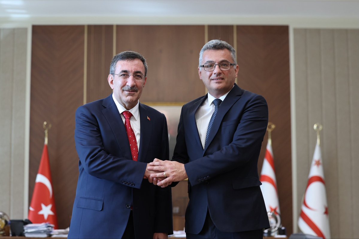 _cevdetyilmaz's tweet photo. KKTC ziyaretimizde, Cumhurbaşkanı Sayın Tufan Erhürman ile KKTC Cumhurbaşkanlığı'nda bir araya geldik.

Görüşmemizde, Türkiye ile Kuzey Kıbrıs Türk Cumhuriyeti arasındaki dayanışmayı daha da ileri taşıyacak adımları, ekonomik projelerin yanı sıra Kıbrıs meselesindeki son gelişmeleri değerlendirdik. 

Türkiye Cumhuriyeti olarak; 2026 Yılı İktisadi ve Mali İşbirliği Anlaşması uhdesindeki proje ve eylemler başta olmak üzere Kıbrıs Türk halkının refahının arttırılması, üretim kapasitesinin güçlendirilmesi ve gençlerimize daha müreffeh bir gelecek sunulması amacıyla yürütülen tüm projelere destek vermeyi sürdüreceğiz.
 
Türkiye, Garantör devlet olmanın verdiği sorumlulukla her daim Kıbrıs Türk halkının yanında durmaya devam edecek, haklı davasını her platformda savunacak, adil, kalıcı ve sürdürülebilir egemen eşitlik temelinde bir çözümün tesisi için elindeki tüm imkanları seferber edecektir. 

Bu vesileyle Sayın Erhürman’a nazik ev sahipliği için teşekkür ediyor, Kıbrıs Türk halkına en kalbi muhabbetlerimi iletiyorum.