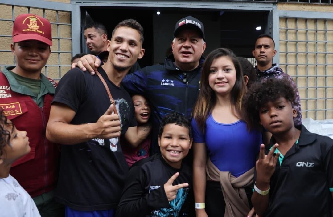 hilosdemagia's tweet photo. UNA IMAGEN DICE MAS QUE MIL PALABRAS

Pueblo, FANB, Gobierno, todos juntos avanzando a pesar de la adversidad. En perfecta unidad para vencer ❤️🇻🇪

#PorNuestrosNiñosTodo https://t.co/BUDyxDV5cg