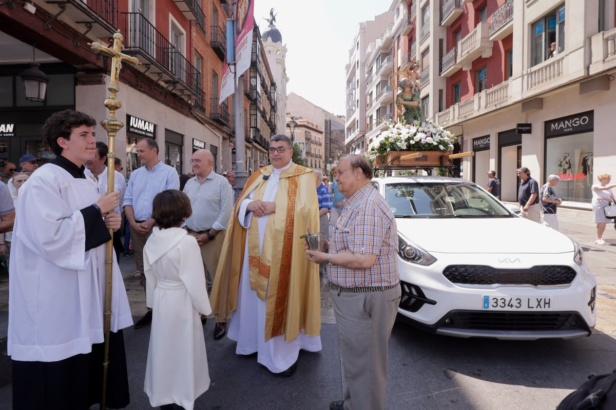 AyuntamientoVLL's tweet photo. El alcalde de Valladolid, @JesusJCarnero, acompañado por el concejal de Medio Ambiente, @pellitero,y el concejal de Tráfico y Movilidad @AlbertoGutalbal, ha participado esta mañana en la tradicional procesión organizada por la Agrupación de Radiotaxi de Valladolid con motivo de la festividad de San Cristóbal, patrón de los conductores.🚕

La comitiva ha recorrido la calle Santiago hasta la Plaza Mayor, donde se ha celebrado la tradicional bendición de los vehículos y de los profesionales del taxi, una ceremonia que se viene realizando año tras año y que pone en valor la labor de un sector esencial para la movilidad de la ciudad.

Una jornada de tradición y reconocimiento al compromiso de los profesionales del taxi, cuyo trabajo diario contribuye a ofrecer un servicio cercano, seguro y de calidad a los vecinos y visitantes de Valladolid.

#TaxiValladolid
#agrupacionradiotaxivalladolid