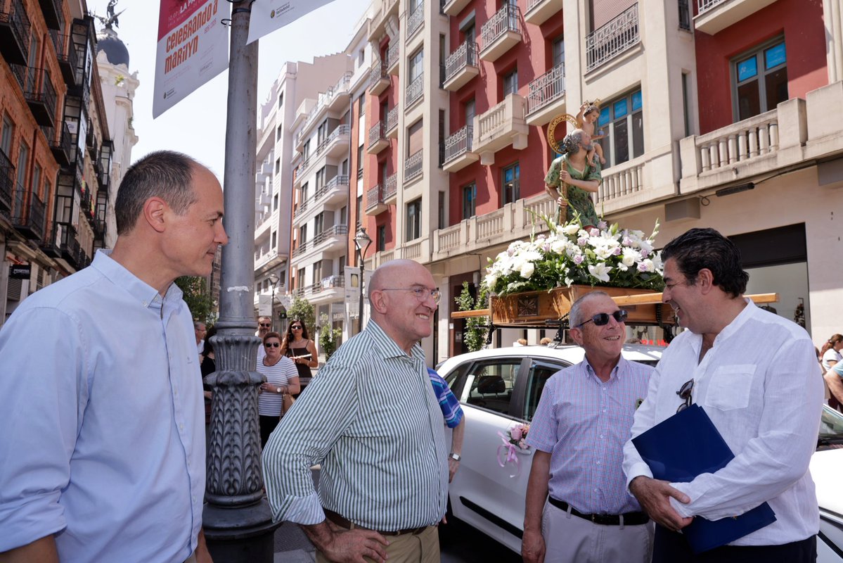 AyuntamientoVLL's tweet photo. El alcalde de Valladolid, @JesusJCarnero, acompañado por el concejal de Medio Ambiente, @pellitero,y el concejal de Tráfico y Movilidad @AlbertoGutalbal, ha participado esta mañana en la tradicional procesión organizada por la Agrupación de Radiotaxi de Valladolid con motivo de la festividad de San Cristóbal, patrón de los conductores.🚕

La comitiva ha recorrido la calle Santiago hasta la Plaza Mayor, donde se ha celebrado la tradicional bendición de los vehículos y de los profesionales del taxi, una ceremonia que se viene realizando año tras año y que pone en valor la labor de un sector esencial para la movilidad de la ciudad.

Una jornada de tradición y reconocimiento al compromiso de los profesionales del taxi, cuyo trabajo diario contribuye a ofrecer un servicio cercano, seguro y de calidad a los vecinos y visitantes de Valladolid.

#TaxiValladolid
#agrupacionradiotaxivalladolid
