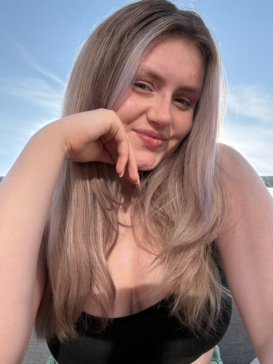 lifewith_lenii's tweet photo. Rate mal welche BH Größe ich habe 👀 https://t.co/wgoRBknuQb
