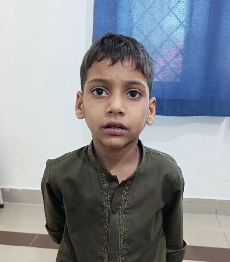 Mirpak5's tweet photo. خدارا! اسے اپنا بچہ سمجھ کر ایک بار ضرور شیئر کریں۔ 🙏 
یہ معصوم بچہ “موسیٰ” نومبر 2025 میں فیصل آباد کے ڈی ٹائپ پولیس اسٹیشن کی حدود سے لاوارث حالت میں ملا تھا۔ اسے صرف اپنا نام یاد ہے، مگر اپنے والدین، گھر اور خاندان کے بارے میں کچھ بھی معلوم نہیں۔
👇👇 https://t.co/lvS4fqmYXh