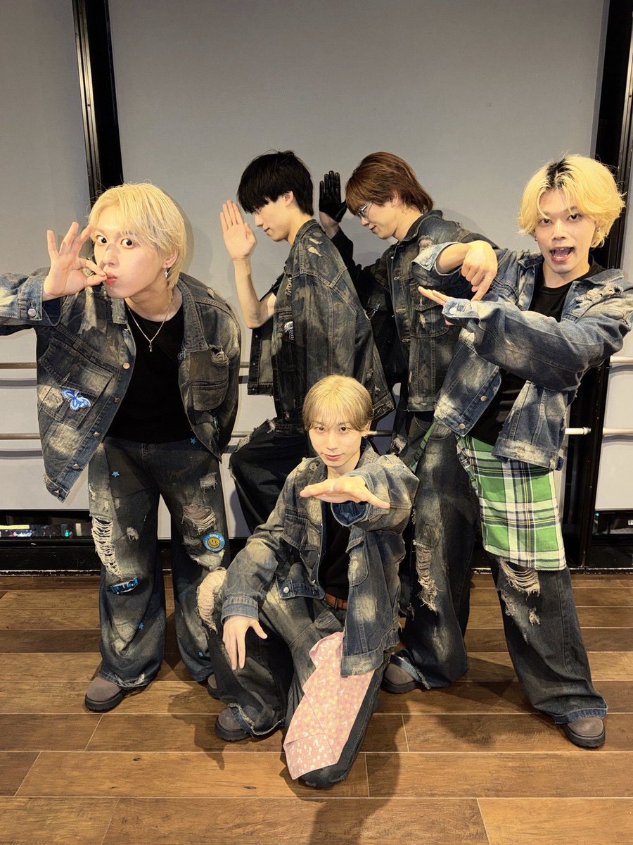 V2VivaVoyage's tweet photo. ✨ 超NiziparadeサーキットSP」 ✨

お越しいただきありがとうございました🚢

公式SNS、各メンバーSNSのチェックもよろしくお願いいたします✅

次回ライブ情報もぜひチェックしてください♫

🎫次回はこちら
　「iDoLFes.vol.273」
🔗 https://t.co/V23PbKMzMA

本日もご来場いただきありがとうございました‼️

NiziIROぱれっとさん@Nizi_Pale_info から差し入れいただきました🙏🍙
メンバーでLIVE後美味しくいただきました‼️
次回も皆様のご来場お待ちしております🚢

#ブイツー 
#アイドル