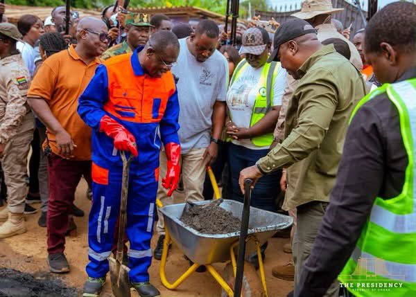 charlesGala1's tweet photo. Our collective failure to act as a united front against unscrupulous individuals and organisations dumping waste into our streets gutters and water bodies is not a one-off but a long-term process demanding advocacy and action.
@joyce_bawah …✍🏻 https://t.co/yZUF1QrSTz