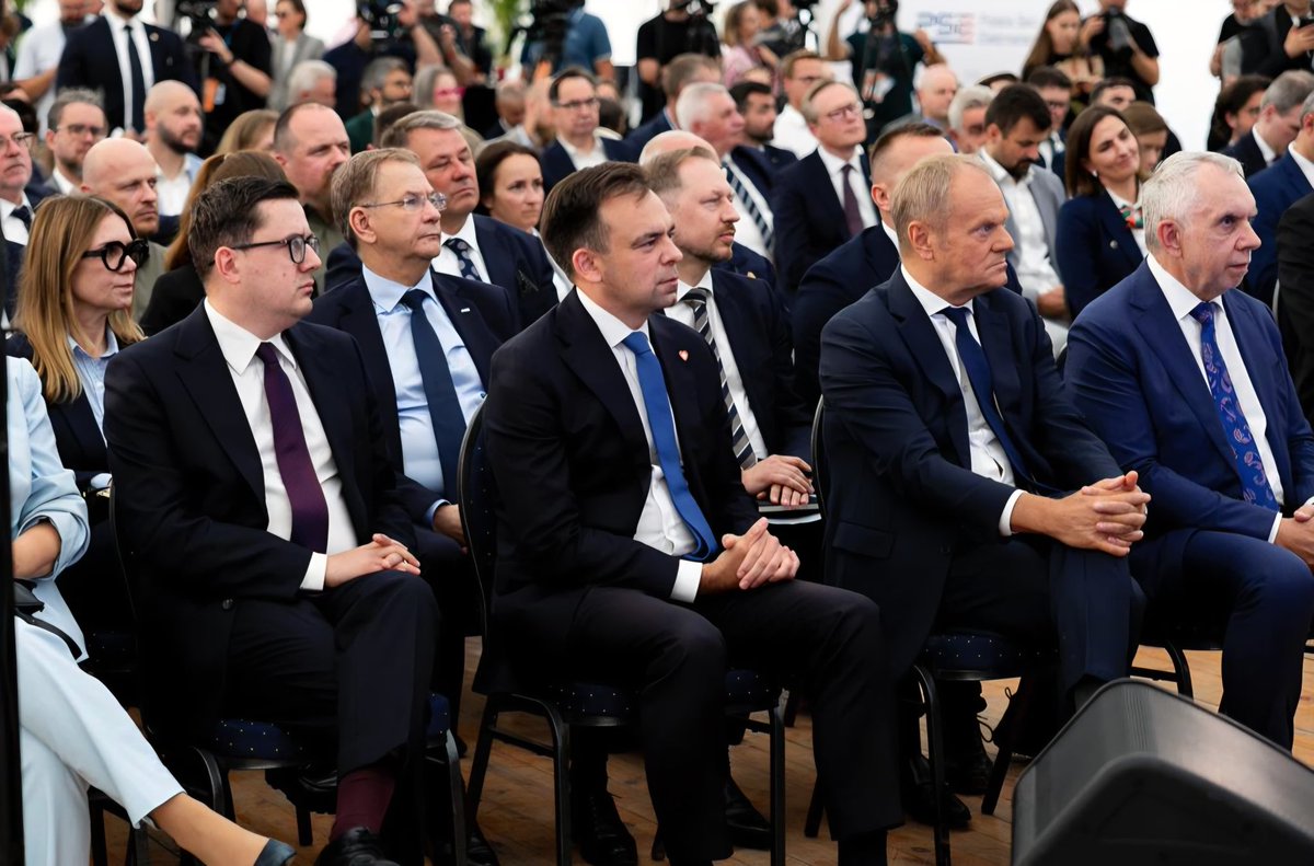 motykamilosz's tweet photo. Choczewo. Największa w Polsce i jedna z najwiekszych w tej części Europy stacja elektroenergetyczna 400 kv otwarta. Już płynie do niej prąd z pierwszej polskiej morskiej farmy wiatrowej. To wielka chwila dla polskiej energetyki!

Transformacja energetyczna to gwarancja naszej suwerenności i innowacyjności 🇵🇱