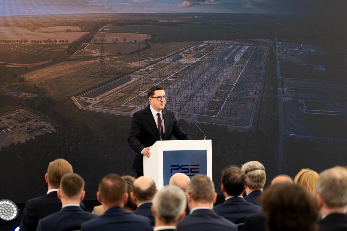 motykamilosz's tweet photo. Choczewo. Największa w Polsce i jedna z najwiekszych w tej części Europy stacja elektroenergetyczna 400 kv otwarta. Już płynie do niej prąd z pierwszej polskiej morskiej farmy wiatrowej. To wielka chwila dla polskiej energetyki!

Transformacja energetyczna to gwarancja naszej suwerenności i innowacyjności 🇵🇱