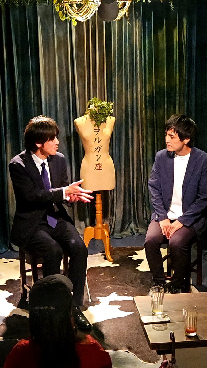 namisono97's tweet photo. 初ポエトリー。
中内こもるさんが司会で見せる、共演者の言葉を受け取り、次の言葉へつないでいくリズムと音の心地よさが好き。

だからこそ、一人で立ち、言葉だけで空気をつくる中内さんがとても新鮮だった。
「これは朗読？ 演劇？」と思いながら、そのどちらでもない自由さに触れた時間でした。 https://t.co/VdBee6ZcTi