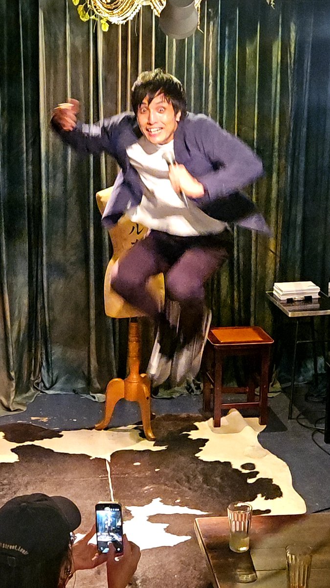 namisono97's tweet photo. 初ポエトリー。
中内こもるさんが司会で見せる、共演者の言葉を受け取り、次の言葉へつないでいくリズムと音の心地よさが好き。

だからこそ、一人で立ち、言葉だけで空気をつくる中内さんがとても新鮮だった。
「これは朗読？ 演劇？」と思いながら、そのどちらでもない自由さに触れた時間でした。 https://t.co/VdBee6ZcTi