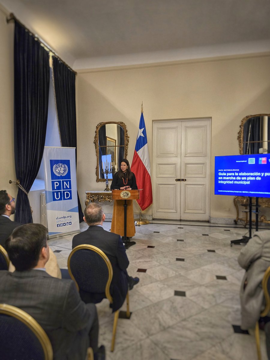 PNUDChile's tweet photo. 📍 Palacio de la Moneda | Lanzamiento de la "Guía para la elaboración y puesta en marcha de un Plan de Integridad Municipal", junto a @Integridad_gob y @Segpres, y la participación de @AChMChile.

📒 Documento para descarga: https://t.co/R3xq0XdpVg https://t.co/4XVhE6SQ8U