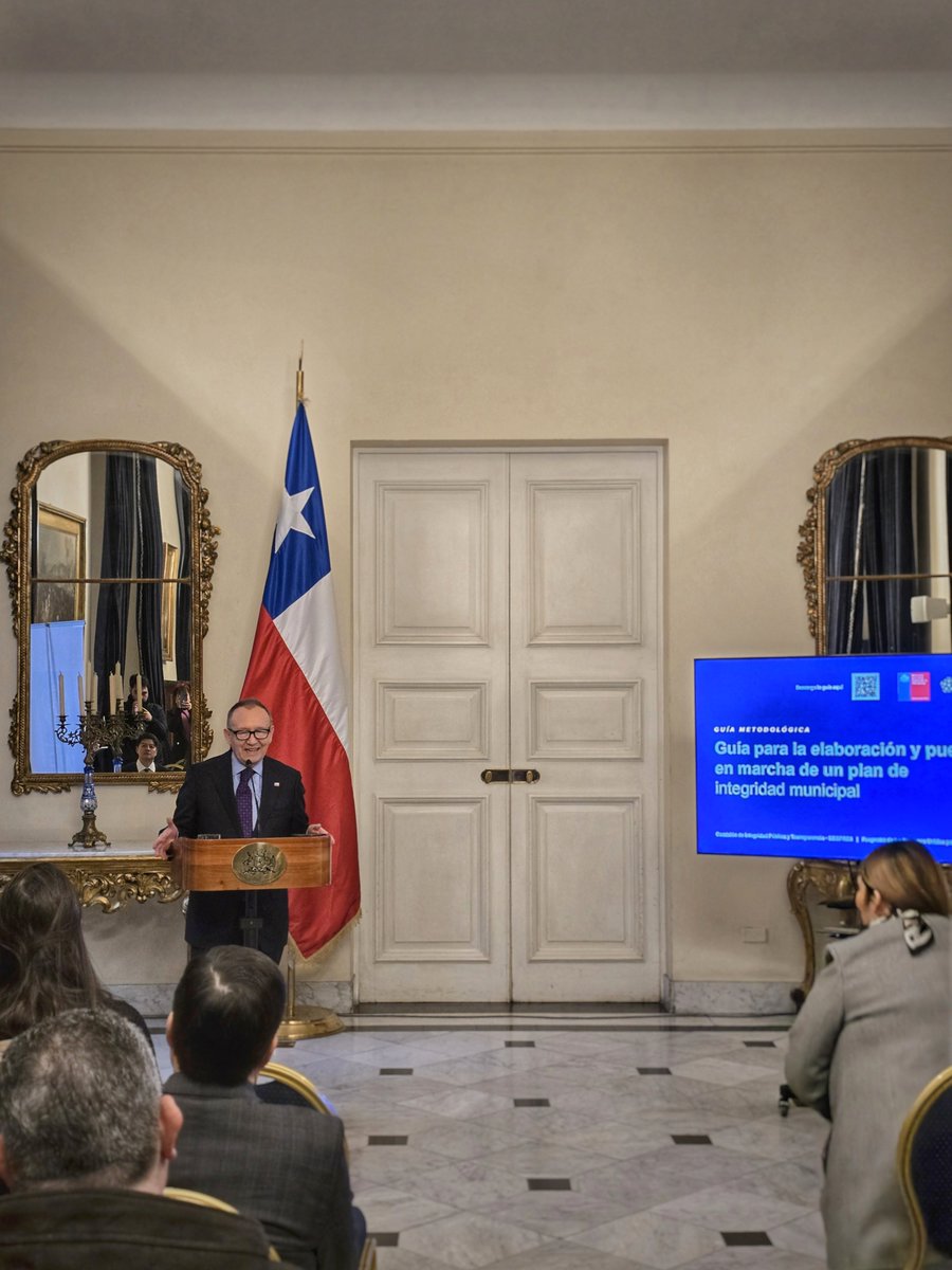 PNUDChile's tweet photo. 📍 Palacio de la Moneda | Lanzamiento de la "Guía para la elaboración y puesta en marcha de un Plan de Integridad Municipal", junto a @Integridad_gob y @Segpres, y la participación de @AChMChile.

📒 Documento para descarga: https://t.co/R3xq0XdpVg https://t.co/4XVhE6SQ8U