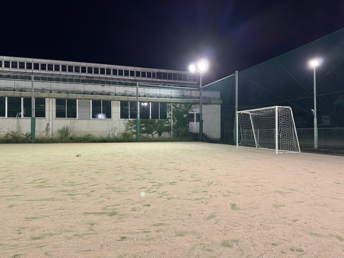 yuubintaro's tweet photo. 12年前まで週3でやっていた事が信じられない（ ;  ; ）
肺も足も背中も痛い。
#50過ぎてのフットサル https://t.co/VpTqslXeDD