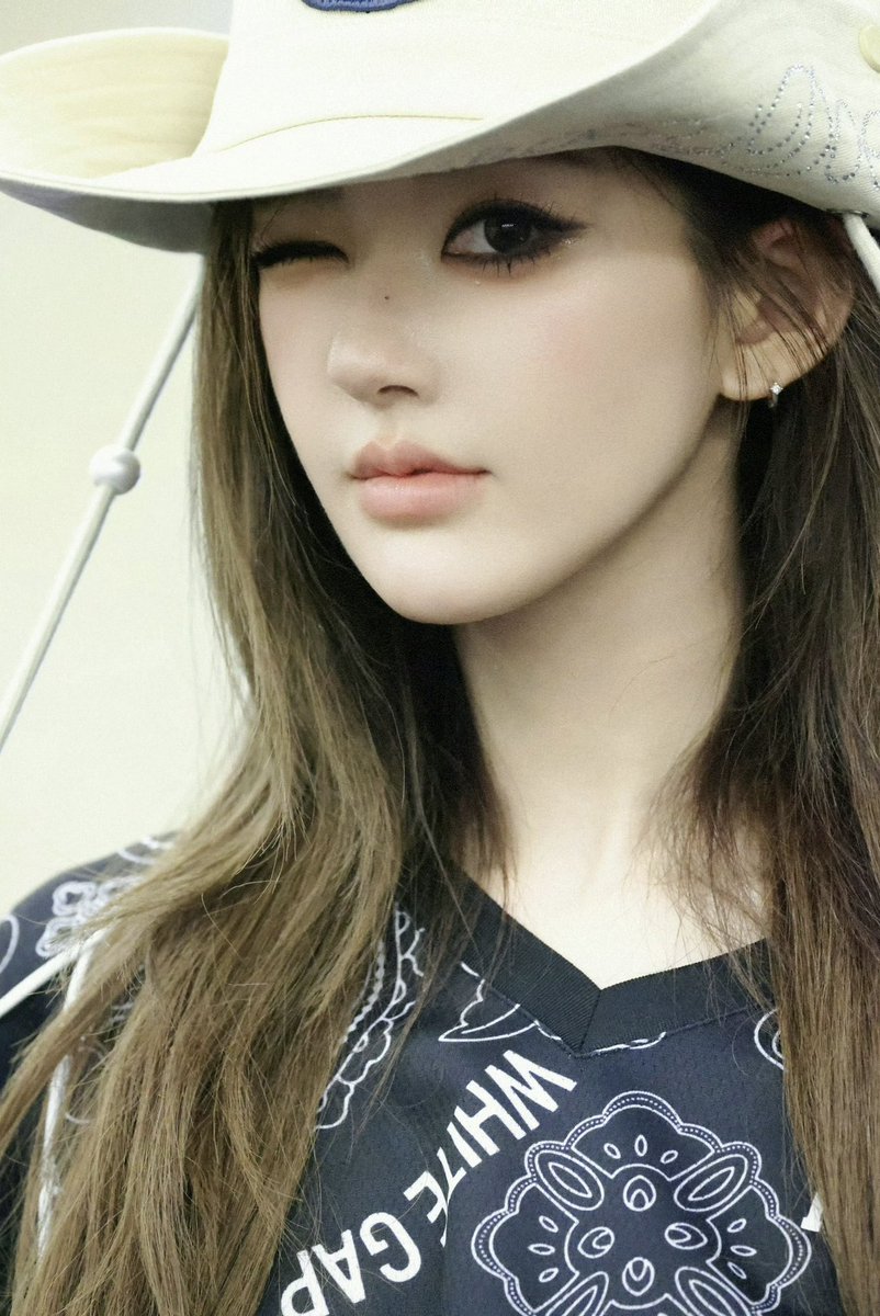 booboolili's tweet photo. 비하인드 로사 western aesthetic 너무 좋은디 🤠 https://t.co/6q6FFjKTEM