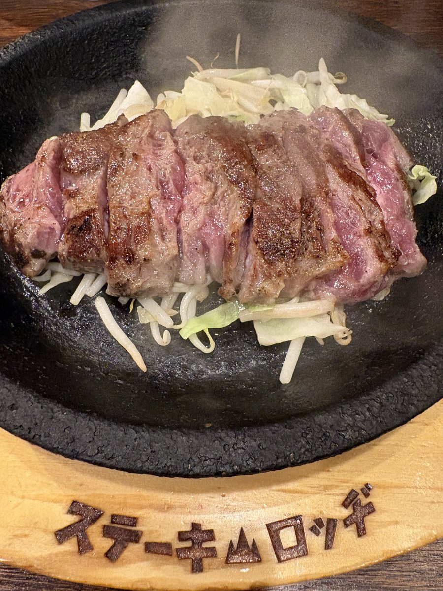 Euray_Chiffon's tweet photo. 初見のステーキロッヂ池袋店へ。いつも混んでるイメージだけど閉店間際で空いてた
🍖ハラミステーキ200g🍽️
めちゃくちゃうまいね……お肉は柔らかいし、卓上調味料が豊富で特にオリジナルオニオン生ソースとの相性がgood 👍
これはリピ確！次はカンガルー肉に挑戦 https://t.co/s8JvZgn1yR