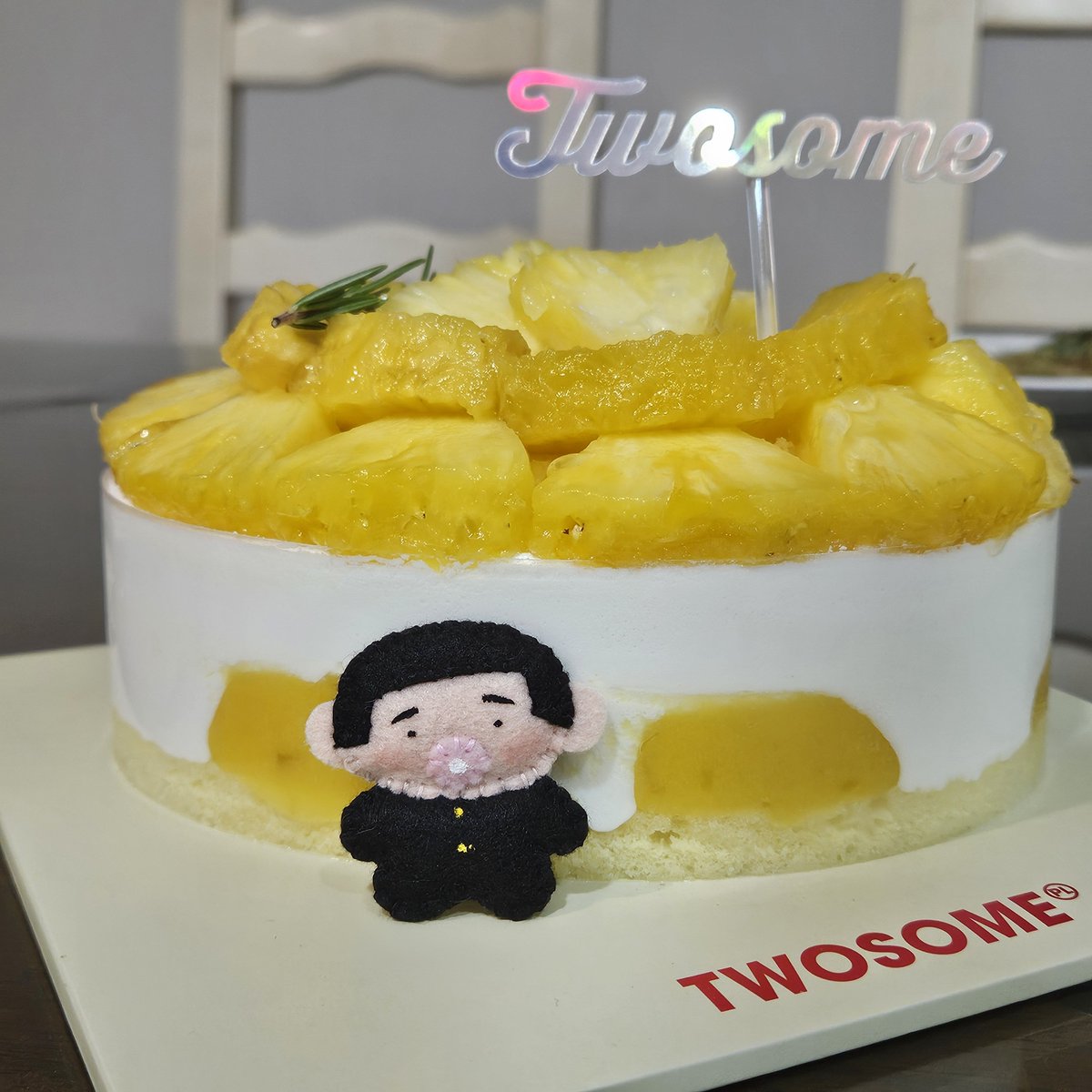 romanceisall's tweet photo. 🍍🎂🤩 https://t.co/FQ3kIIayH4