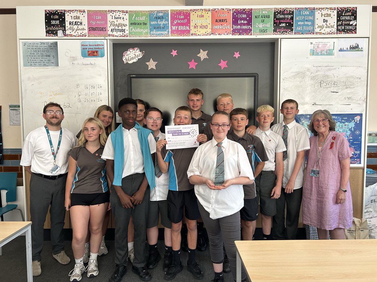 MrWadeHSS's tweet photo. 8RHD has been awarded by @savechildrenuk I am the Future Award for their hard work with @FirstGiveUK. Da iawn, pawb! 👏🏻@tonmiddleschool https://t.co/dZCfmlTRPx