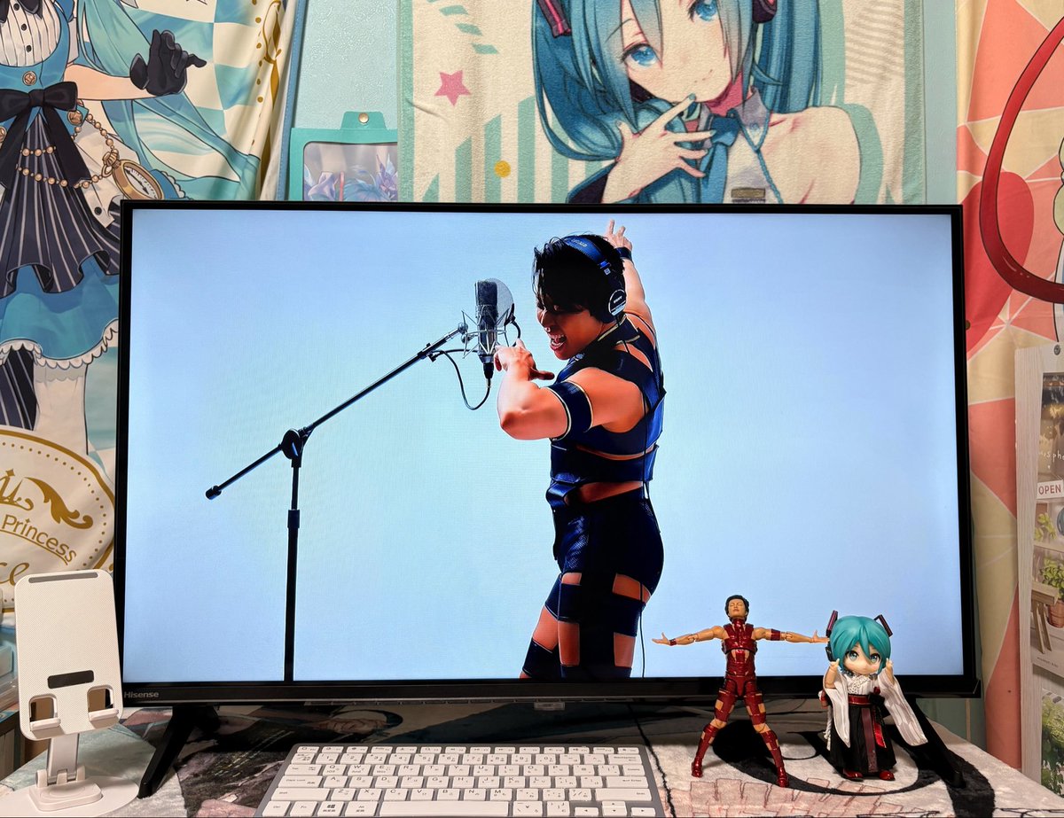 4aZhq's tweet photo. 兄貴ぃぃぃぃぃぃぃぃい！！
やっぱり最高だぜ……👍マッチョになって再度歌うのな🎤 https://t.co/o461IVep60