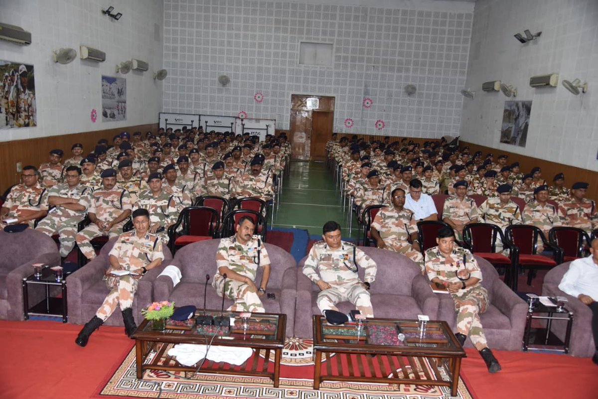 ITBP_official's tweet photo. A Cyber Hygiene &amp; Cyber Security Awareness Session was organised at the #ITBP Dehradun campus for all under-command formations. Sh. Ankush Mishra, ASP, Uttarakhand Police, sensitised #Himveers on banking frauds, honey traps, AI-enabled cyber crimes &amp; other emerging cyber threats. https://t.co/0KgmKd6bLd