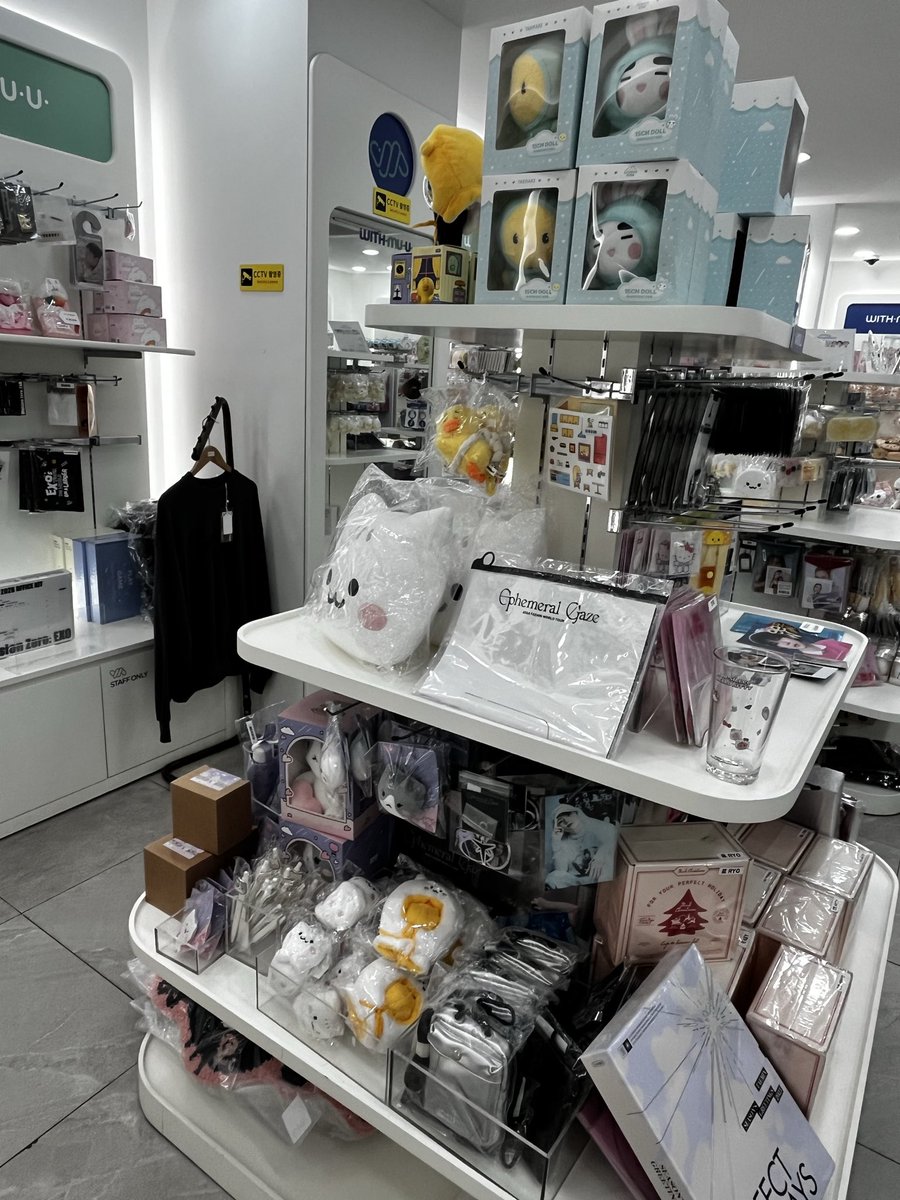 taemko_shinee's tweet photo. 今週初めに韓国行ってきて、やっとAtmosゲット💿明洞のWITHMUUにSHINeeコーナーがあって紐で縛られたテモリがあったので迷わずうちの子に♪ずっと欲しいと思ってたからウレシ〜🐥
渡韓中、ずっと雨マークだったけどほとんど降らずラッキーちゃんちゃこりん🙌でも蒸し暑かった。 https://t.co/ceYaDvMQbm