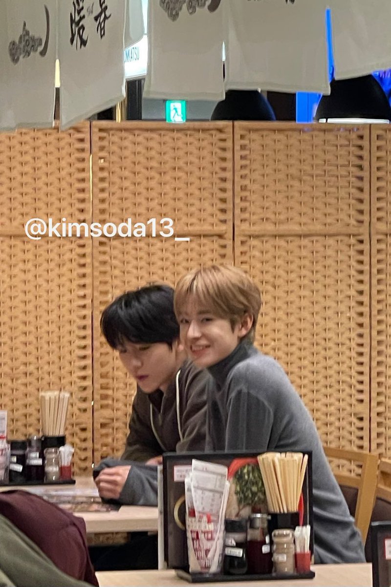 cjsgml021's tweet photo. 어떠한 기시감
후쿠오카에서 라멘먹던  비밀연애하던 두사람
파리 한 식당에서도 오붓한 시간보는 거 포착됌 https://t.co/9T7IW0Hqsl