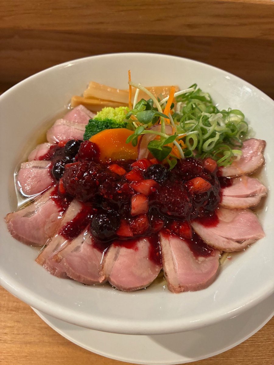 KEmMAKI's tweet photo. 1年ぶりの来訪！石山の麺屋しんさんの限定、鴨ラーメン極ベリーベリーハニーが周年価格になっていたので頼んでみた。ラーメンに甘いソース？これがよく合う、たっぷりの丸鴨で取ったスープ、丁寧にローストした鴨肉のロティ、美味いっ完食っ。ごちそうさまでした。ここ全メニュー制覇したいね。 https://t.co/NBwoKQ8l7i