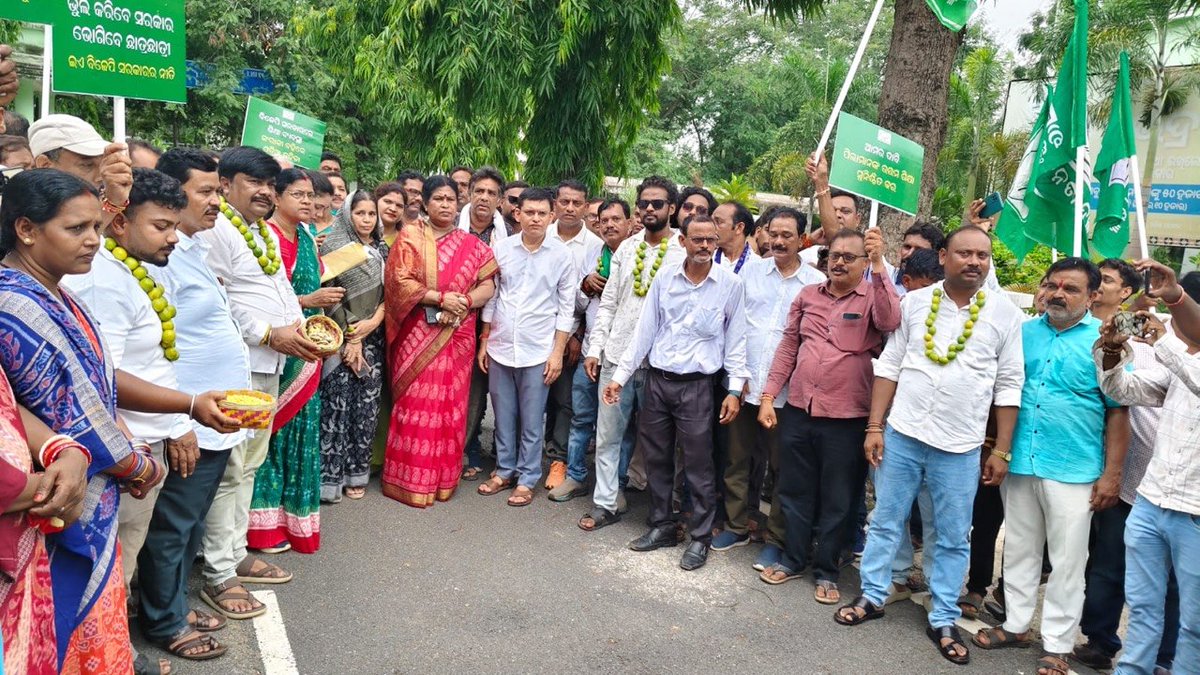 bjd_odisha's tweet photo. ଭୁଲ୍ ବହି ପିଲାଙ୍କ ଭବିଷ୍ୟତ କଲା ଅନ୍ଧାର, ହକ୍ ପାଇଁ ପ୍ରତିବାଦ ହେଉଛି ଜୋରଦାର।

ବରଗଡ଼ରେ ଅନୁଷ୍ଠିତ ହୋଇଛି ବିଜୁ ଯୁବ ଓ ଛାତ୍ର ଜନତା ଦଳର 'ଶିକ୍ଷା ବଞ୍ଚାଅ ଆନ୍ଦୋଳନ'। ଅପାରଗ ବିଜେପି ଶାସନରେ ବିପର୍ଯ୍ୟସ୍ତ ଶିକ୍ଷା ବ୍ୟବସ୍ଥା ନେଇ ଦେଇଛନ୍ତି ହୁଙ୍କାର।

#SikhyaBanchaoAbhijan #Bargada #BJDWithStudent #BJPAntiStudent #ହଟାଅବିଜେପି #ରଙ୍ଗବଦଳାସରକାର