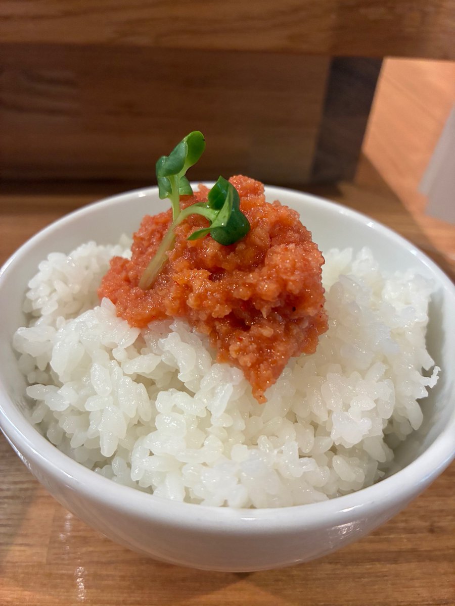 KEmMAKI's tweet photo. 1年ぶりの来訪！石山の麺屋しんさんの限定、鴨ラーメン極ベリーベリーハニーが周年価格になっていたので頼んでみた。ラーメンに甘いソース？これがよく合う、たっぷりの丸鴨で取ったスープ、丁寧にローストした鴨肉のロティ、美味いっ完食っ。ごちそうさまでした。ここ全メニュー制覇したいね。 https://t.co/NBwoKQ8l7i