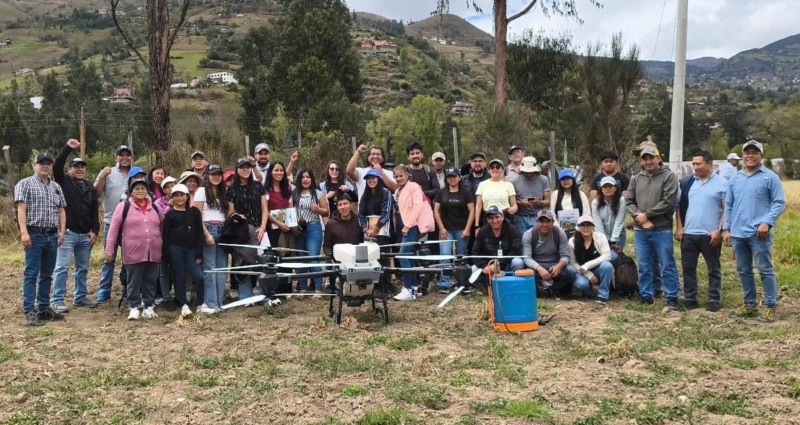 Agricultura_CZ6's tweet photo. #Azuay | La Agricultura 4.0 impulsa el futuro del agro. En la IV Semana de la Innovación, jóvenes rurales se capacitaron en agricultura de precisión, uso de drones y fertirriego para producir de forma más eficiente, sostenible y competitiva. 🌱🚁💧 https://t.co/LRid1nUneh