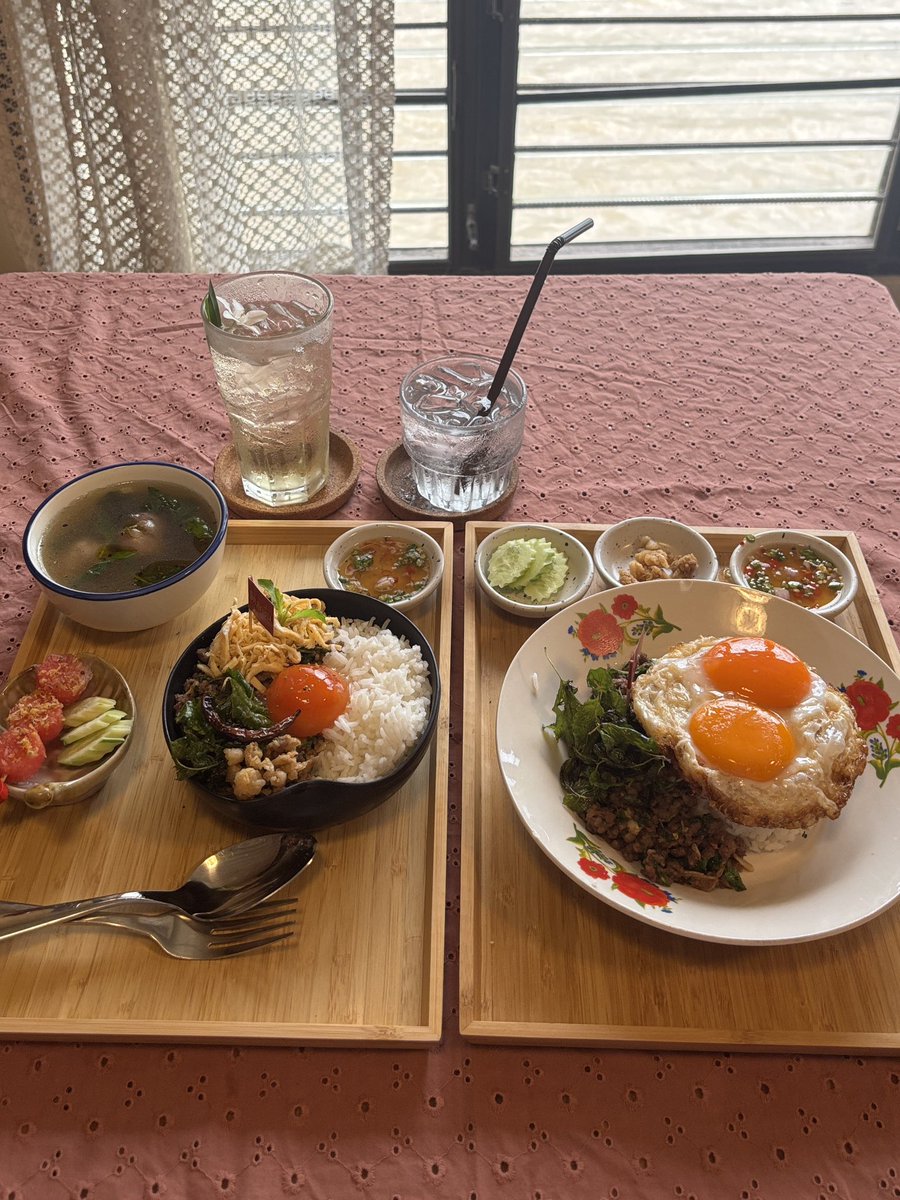 viewwrs's tweet photo. จิตสดชื่น ร้านแชมป์ iron chef thailand บอกเลยว่ามีไข่ให้เลือกถึง9แบบ วิวลองไข่2แคว เปนไข่ดาวแบบดับเบิ้ลไข่เป็ดไข่ไก่ กะเพรารสชาติจัดจ้านอร่อยเลย เป็นเซทน่ารักดีด้วย ใครแวะมาอยุทธยาต้องมาลองน้าา🤭 https://t.co/JuW5wJBfnK