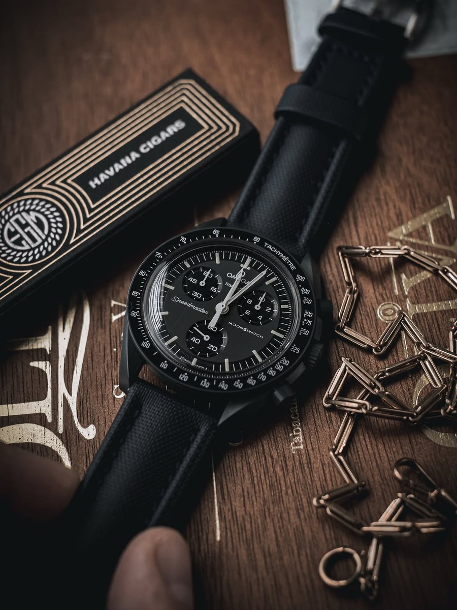 wisstraps's tweet photo. Looking for a new way to wear your MoonSwatch? Our sailcloth deployant strap offers a refined look with the durability and comfort needed for everyday wear.
📷: @watchesandbooze
#wisstraps #wiswatchstraps #moonswatch #sailclothstrap #deployantclasp https://t.co/lNVPVbfniX