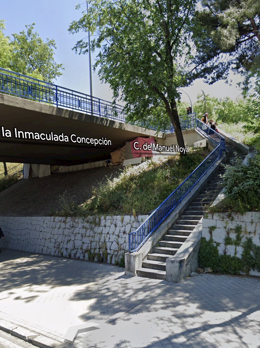 comechenator's tweet photo. En Usera llevamos años reclamando que el acceso por el Puente de los Capuchinos deje de ser una trampa de escalones. Mientras en Plaza de España o el Templo de Debod hay ascensores, en el sur siempre hay excusas. La accesibilidad no puede depender del código postal. https://t.co/EZqttgrYAX