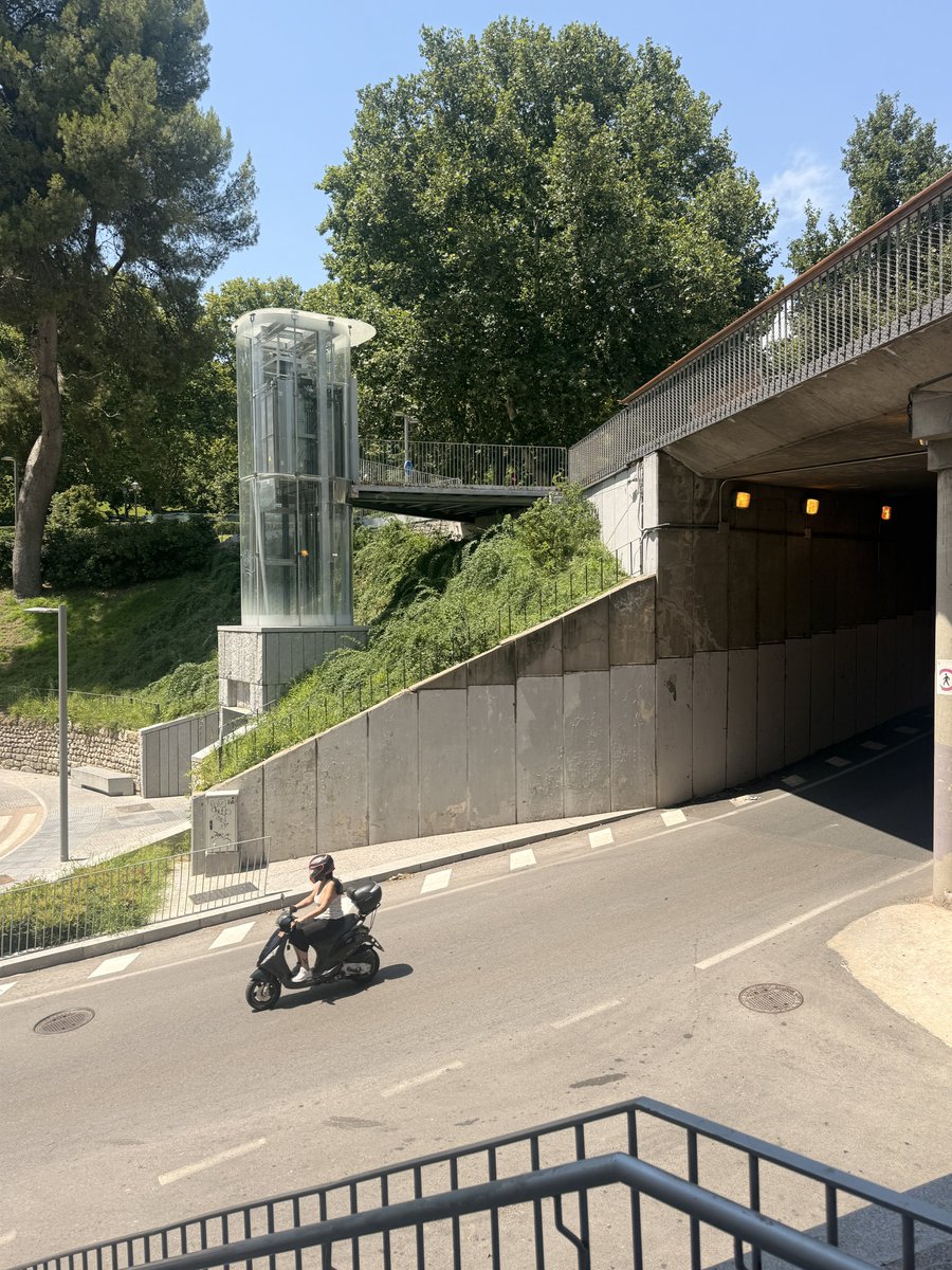 comechenator's tweet photo. En Usera llevamos años reclamando que el acceso por el Puente de los Capuchinos deje de ser una trampa de escalones. Mientras en Plaza de España o el Templo de Debod hay ascensores, en el sur siempre hay excusas. La accesibilidad no puede depender del código postal. https://t.co/EZqttgrYAX