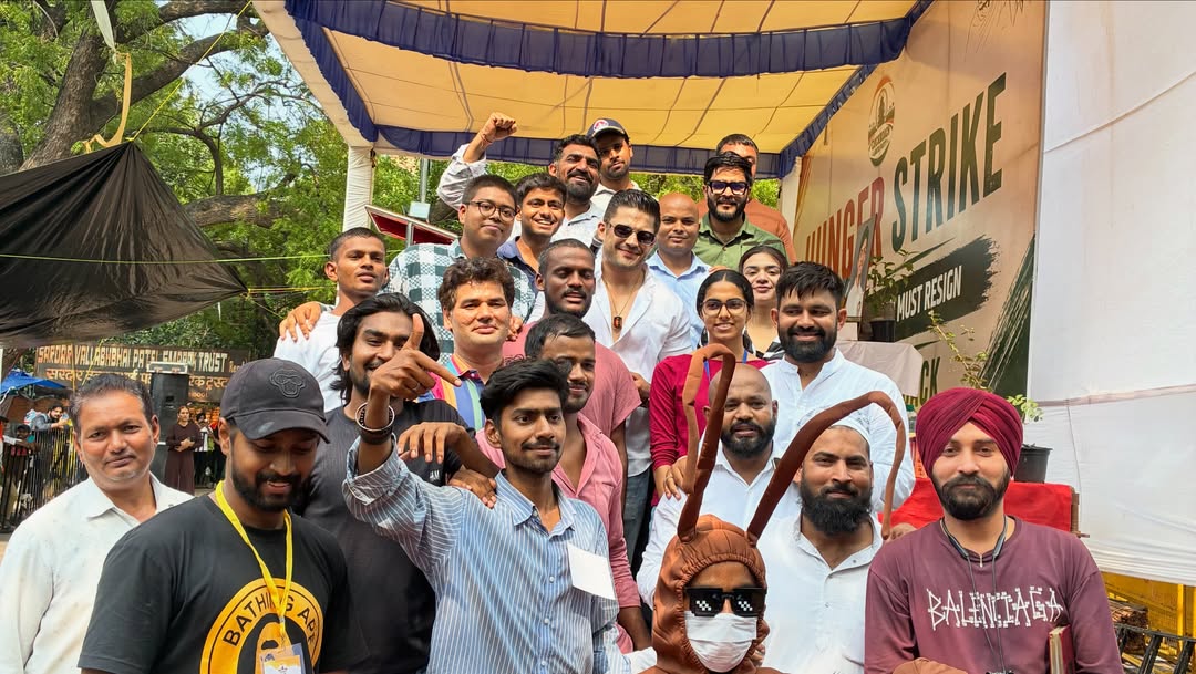 timesofindia's tweet photo. Renowned Punjabi singer, Kaka attended the #CJP protest at #JantarMantar, expressing solidarity with students. His participation drew attention on #socialmedia.

Don’t miss the complete coverage - get the TOI App 👉 https://t.co/ogFaRsVinV

#Kaka #JantarMantar #StudentProtest #CJP #Punjab