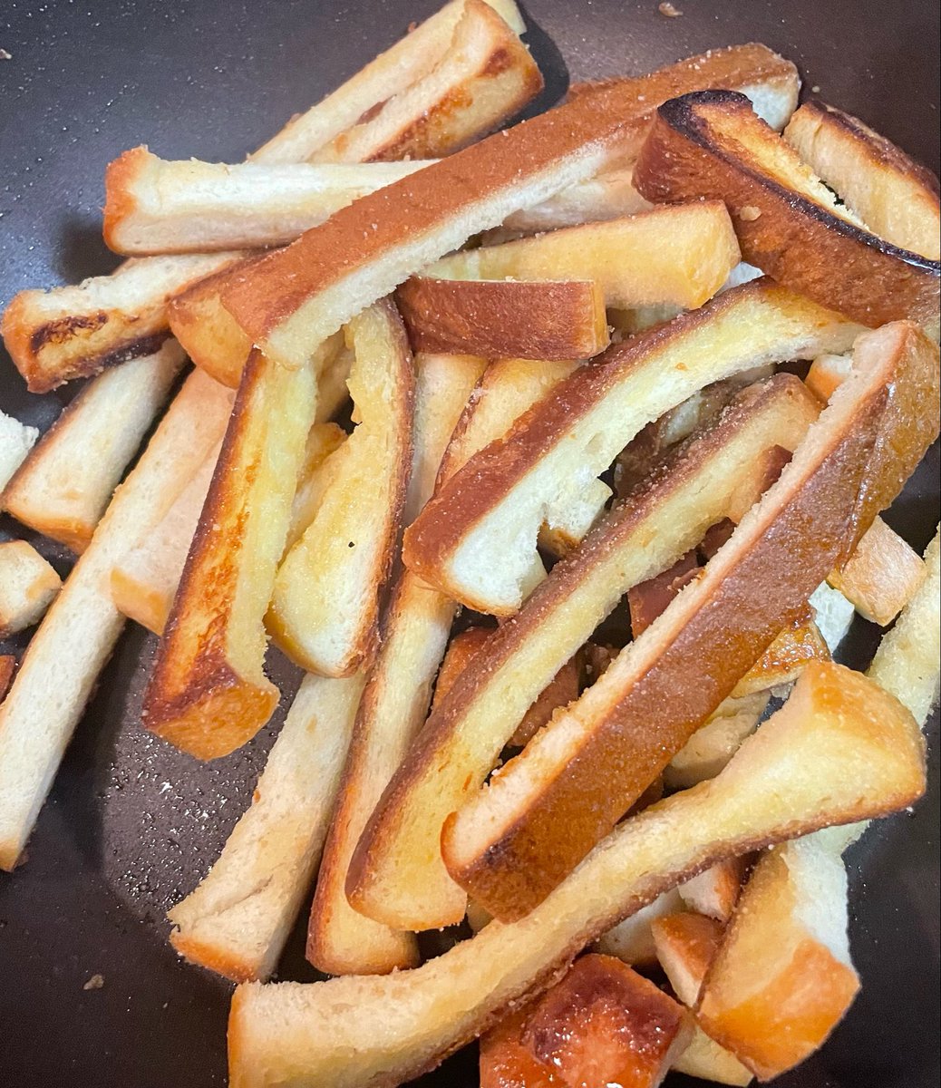 omiso503's tweet photo. パン耳が売っててラスク作ってみるかな？と思ったらとんでもねぇ量のバターを何食わぬ顔で吸い上げてまだ吸えるぜ？って顔してるこいつらが怖い食べるのも怖い https://t.co/o0GMzO8pab