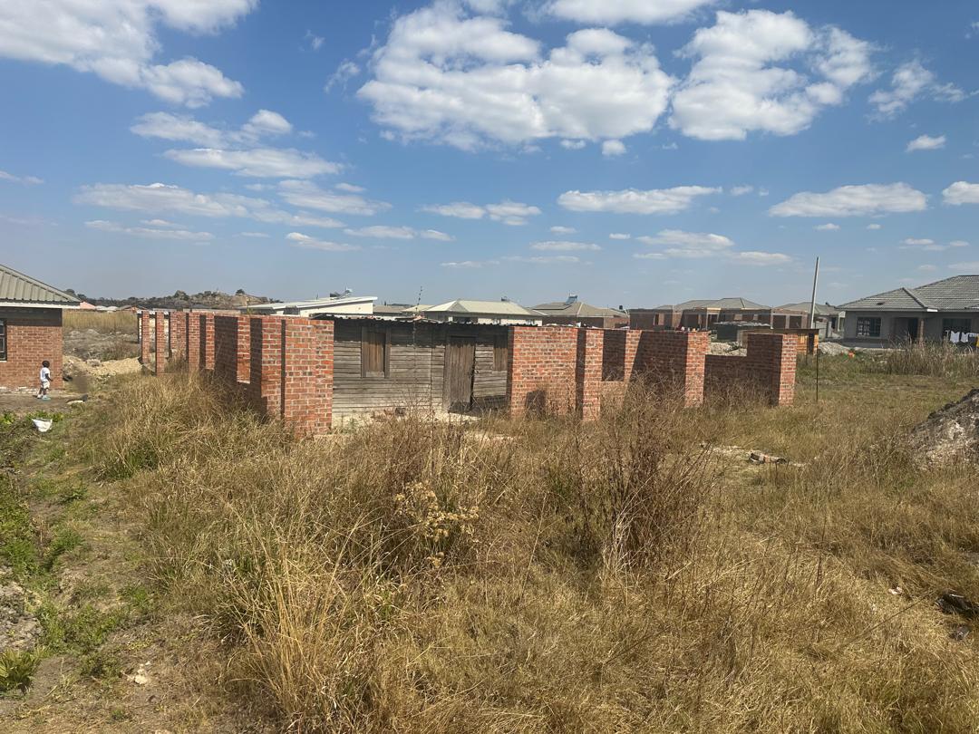 estate_crystal's tweet photo. CONTACT : 071 629 6535
RUWA, ZIMRE PARK EXTENSION: US$40 000 
Incomplete 4 bedroomed house at window level. located in Zimre Park extension, 
600sqm.servicing in progress, well built up area 
Gravel roads, flat land, Project under Rant Dutoit Developer Cession. 
REFSS10/2025 https://t.co/CCcckQPJhM