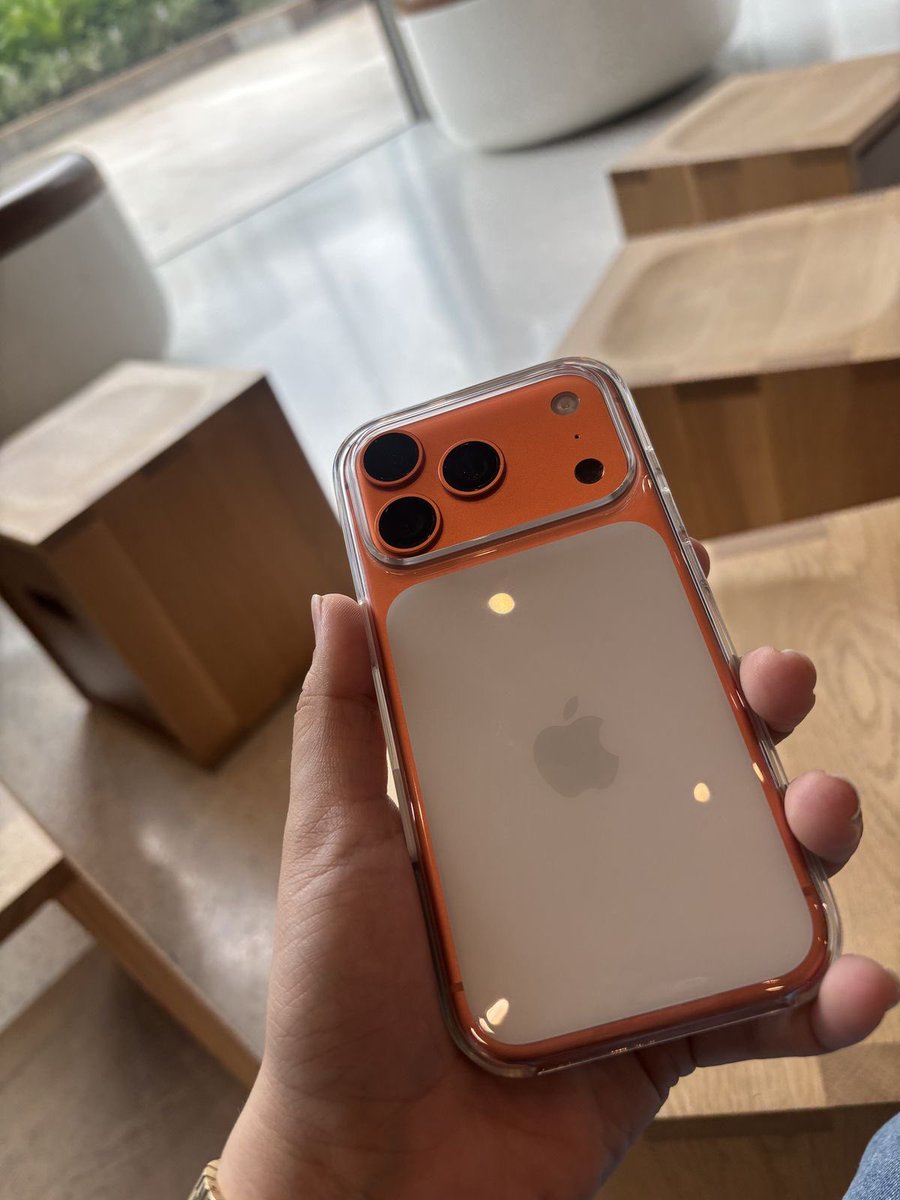 ClassyGntleman's tweet photo. Which one is better??

Orange                             Silver https://t.co/rNtF7Km1dU