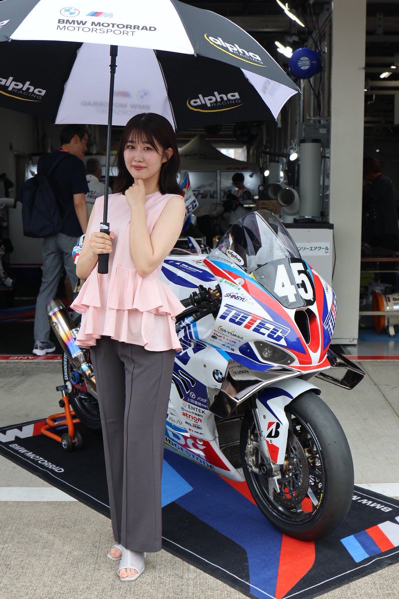 ohayamides's tweet photo. ピットウォークの衣装は、チームのスポンサー様でもあるDoCLASSE （@DoCLASSE_jp）様にご提供いただきました！
💙クールなブルーパンツ
🌸ピンク×チャコールパンツ

いつもと雰囲気違いますか？🤭💕
どっちのスタイルが好きですか～？

ご提供本当にありがとうございました✨
#信州ReN #鈴鹿8耐 https://t.co/8XAgLhfO2o