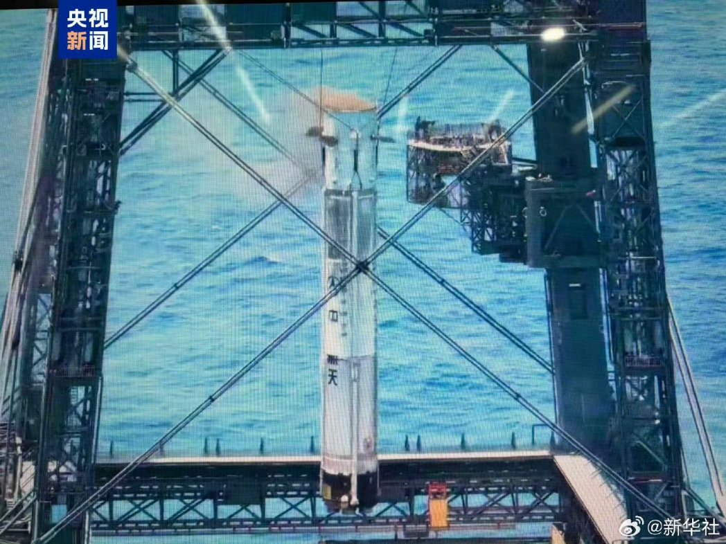 oldmanhappiness's tweet photo. 2026年7月10日，长征十号乙运载火箭在海南商业航天发射场发射升空，一子级垂直返回，在海上回收平台成功回收。 https://t.co/551h9uBV72